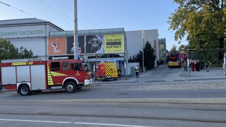 Großer Feuerwehreinsatz und Evakuierung bei den Landesbühnen Sachsen