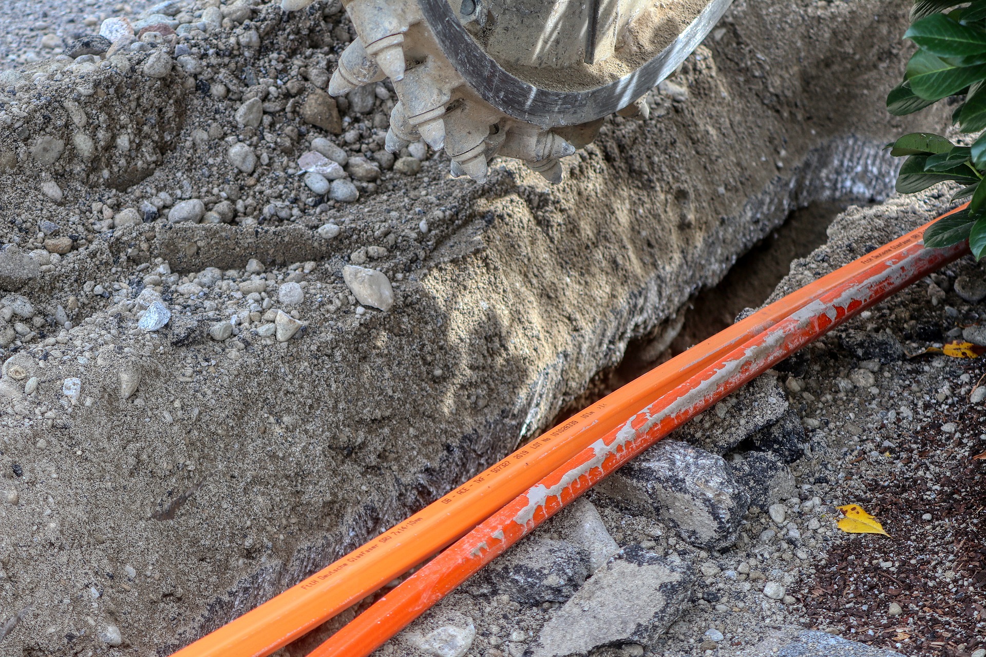 Glasfaserkabel im Boden eingebaut Baustelle in Radebeul