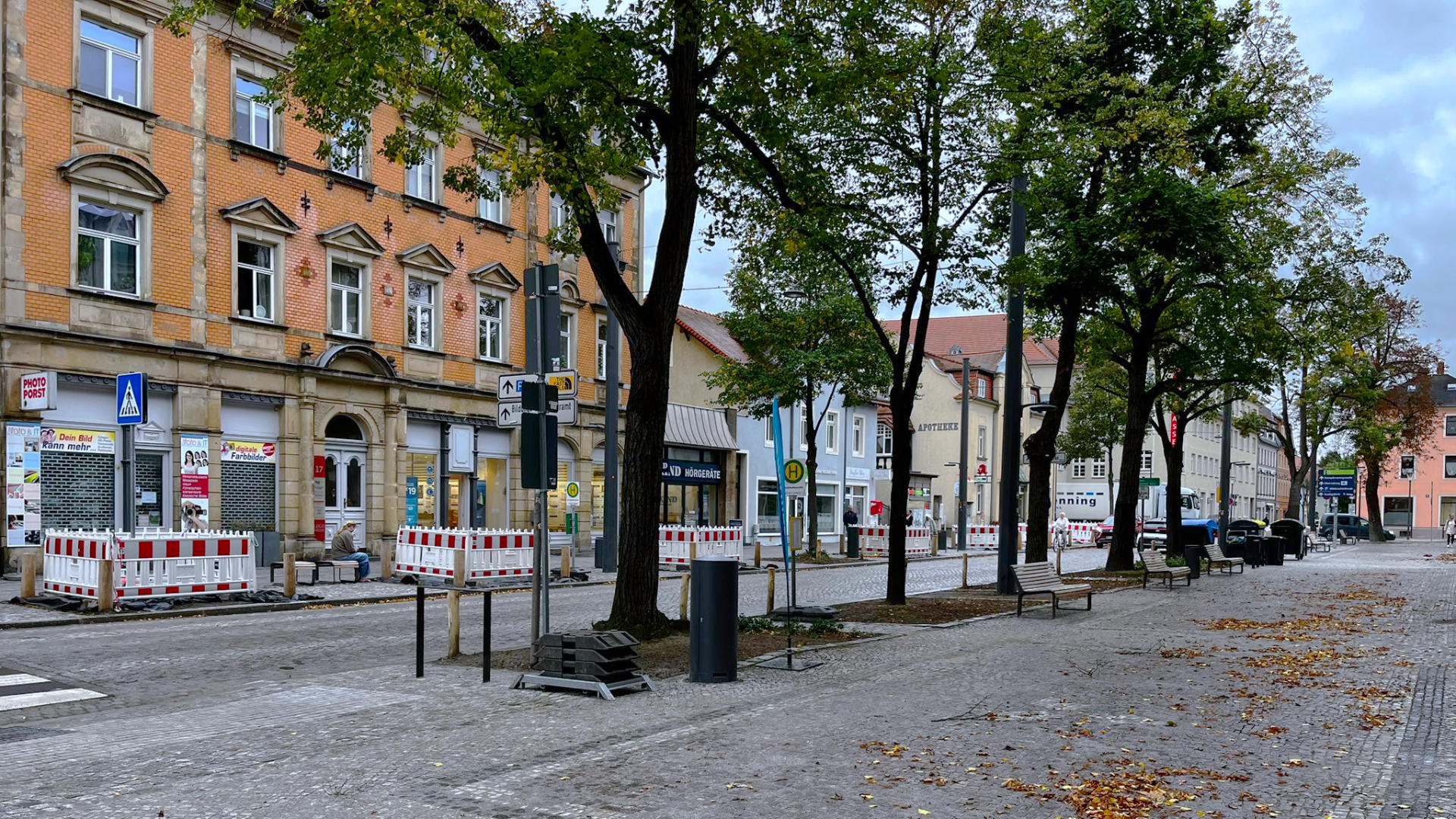 Bahnhofstraße Radebeul West im Spätsommer, kurz vor Ende der Bauarbeiten, Bäume und Gebäude, Parkbank, Blickrichtung Altkötzschenbroda