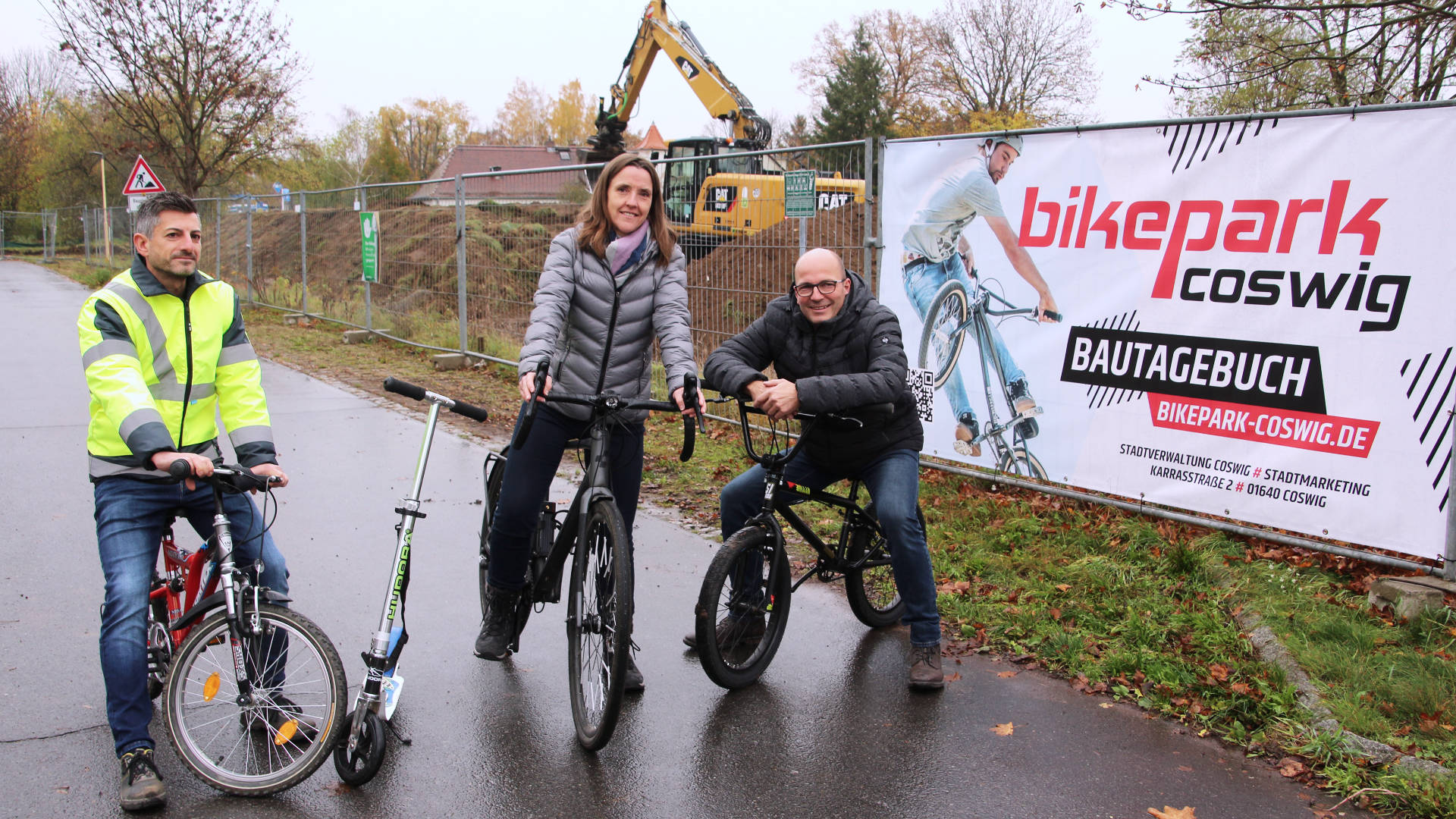 Falk Kappis Sachbearbeiter Tiefbau, Bürgermeisterin Friederike Trommer, Torsten Schröder Stadtmarketing, Fahrrad, Scooter, Baustelle, Coswig