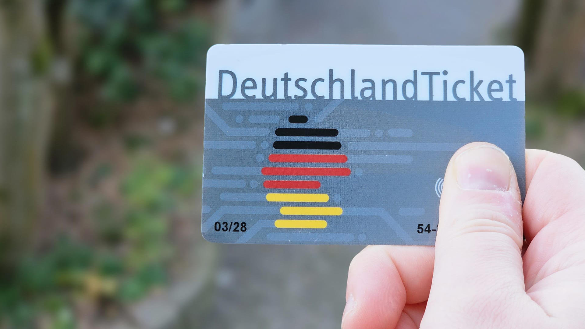 ETicket Deutschlandticken VVO VRR in der Hand einer Person