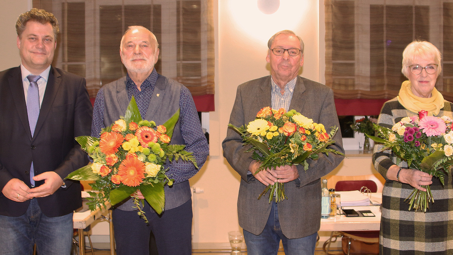 Eintragung in das Ehrenbuch der Stadt Coswig Oberbürgermeister Thomas Schubert, Winfried Hamann, Harald Borrmann und Brigitte Köhler im Dezember 2024