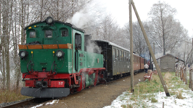 Lößnitzgrundbahn Santa Fe in Radebeul im Winter zum Nikolaus im Dezember 2024