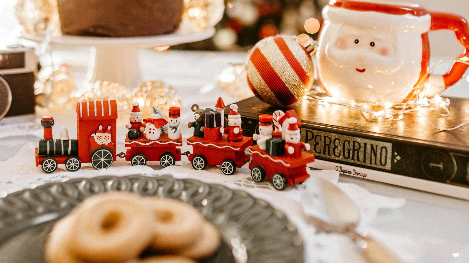 Selektiver Fokus Fotografie Des Weihnachtszuges Und Des Weihnachtsmannbechers Auf Tisch an Weihnachten 2024