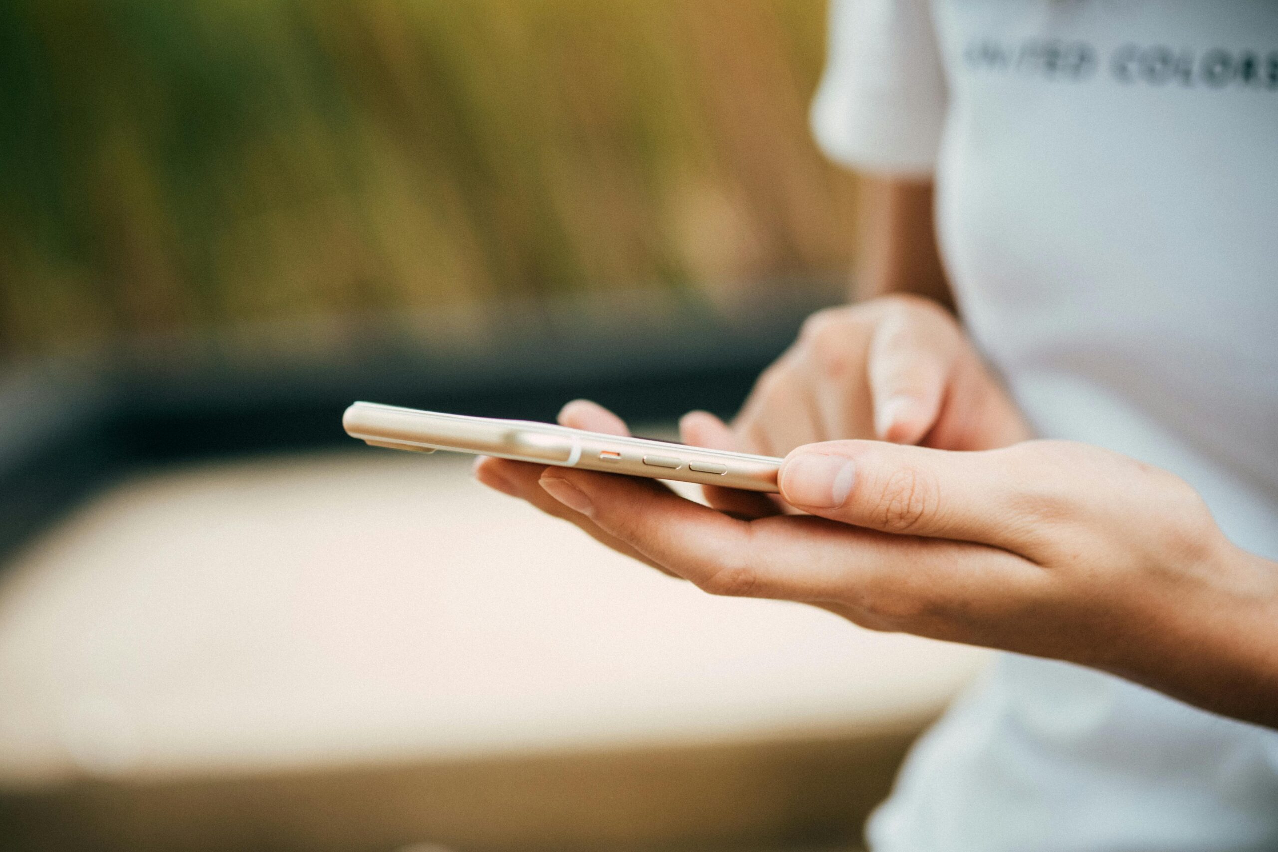 Smartphone iPhone in der Hand einer jungen Frau