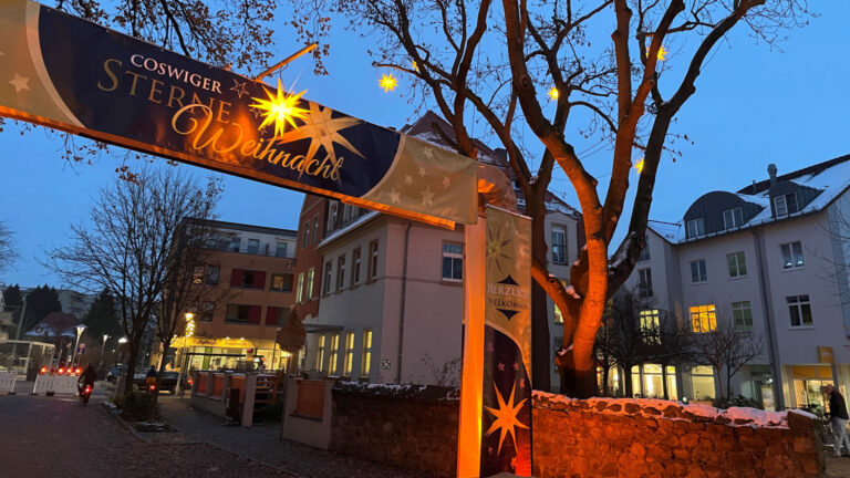 Sterneweihnacht in Coswig 2024 der Weihnachtsmarkt am späten Abend in der Innenstadt