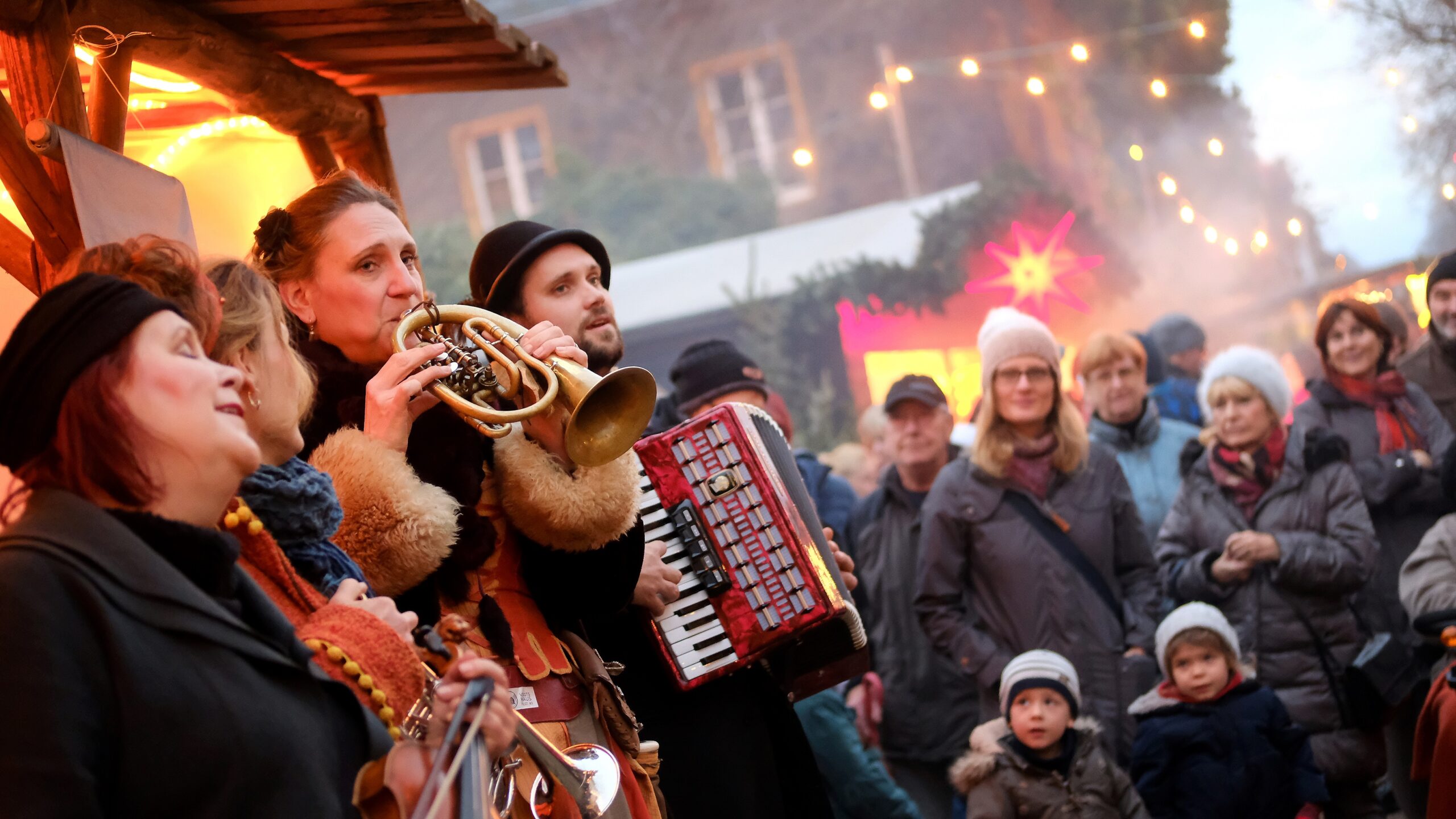 Musiker auf dem Weihnachtsmarkt in Rabebeul im Dezember 2024