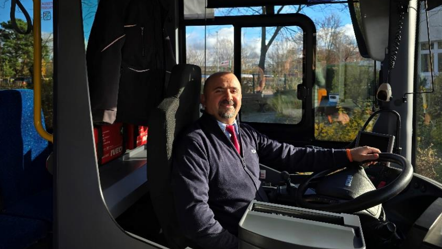 Busfahrer sitzt im Bus eines VGM Fahrzeug in Meißen an einem Wintertag bei klarem Himmel Ahmet Sahin Inklussion Grundschullehrer