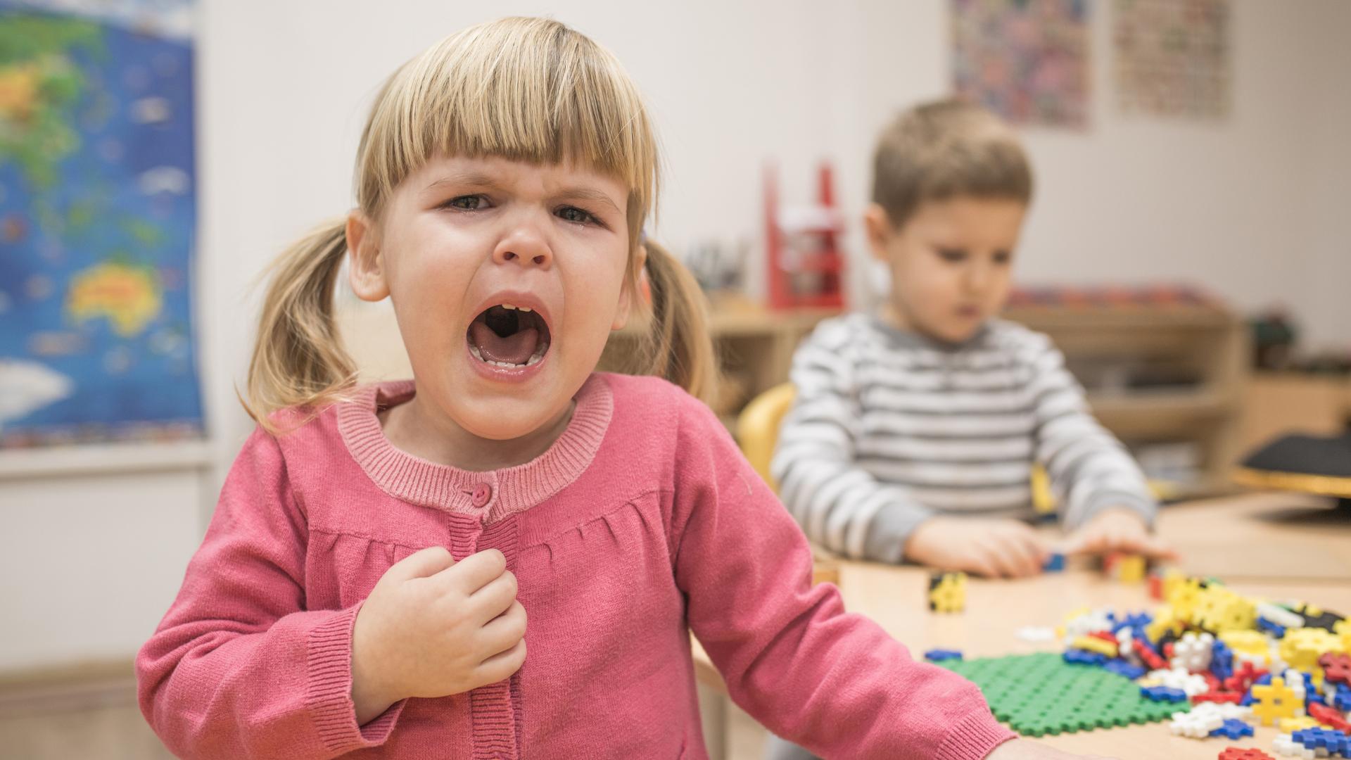 Kindergarten Kind schreit weint unglücklich in einem Kindergarten in einer Kampfposition an einem Tag