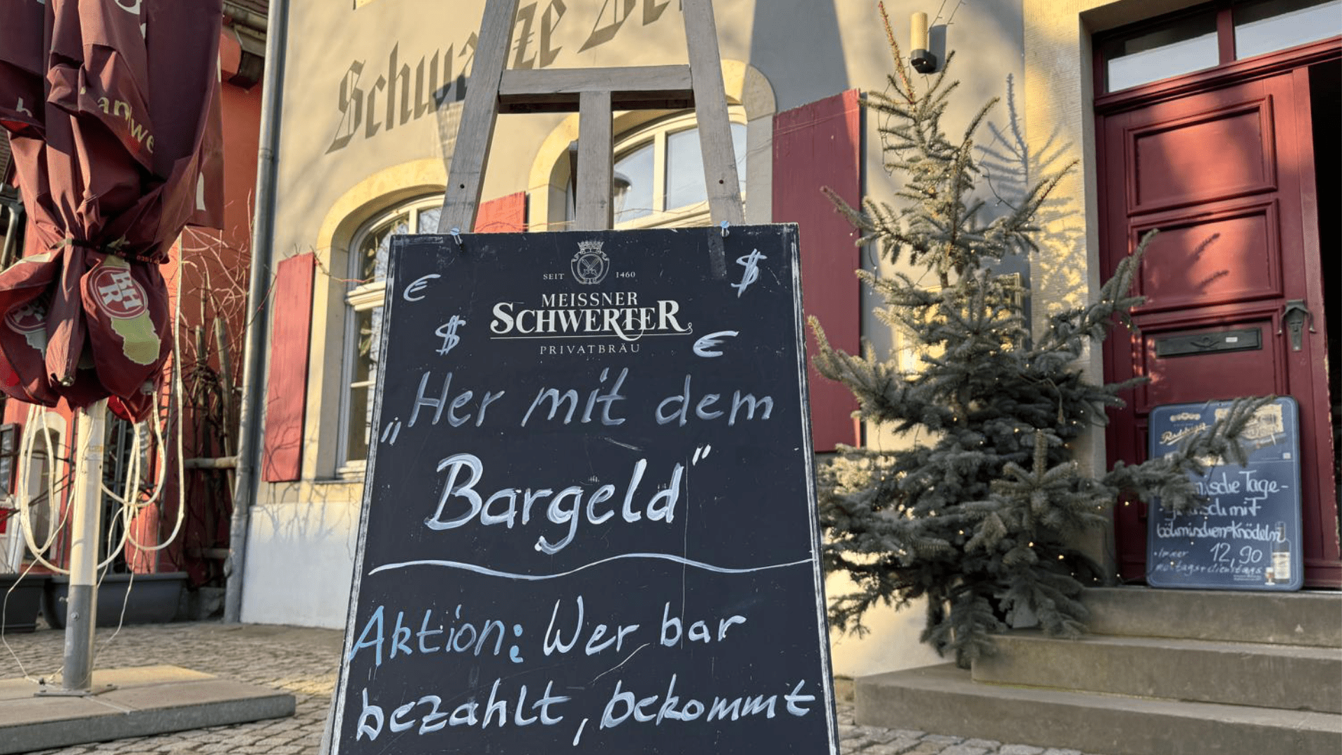 Schwarze Seele Restaurant in Radebeul Alt Kötzschenbrode mit einer Tafel zum Thema Bargeld als Aktion im Januar 2025