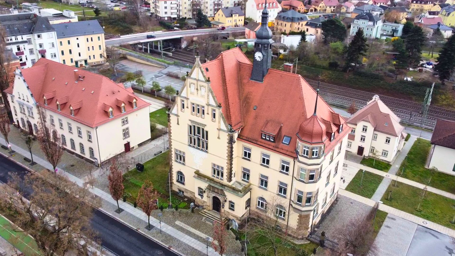 Luftaufnahme eines Rathauses in Radebeul mit der Alten Post im Februar 2025