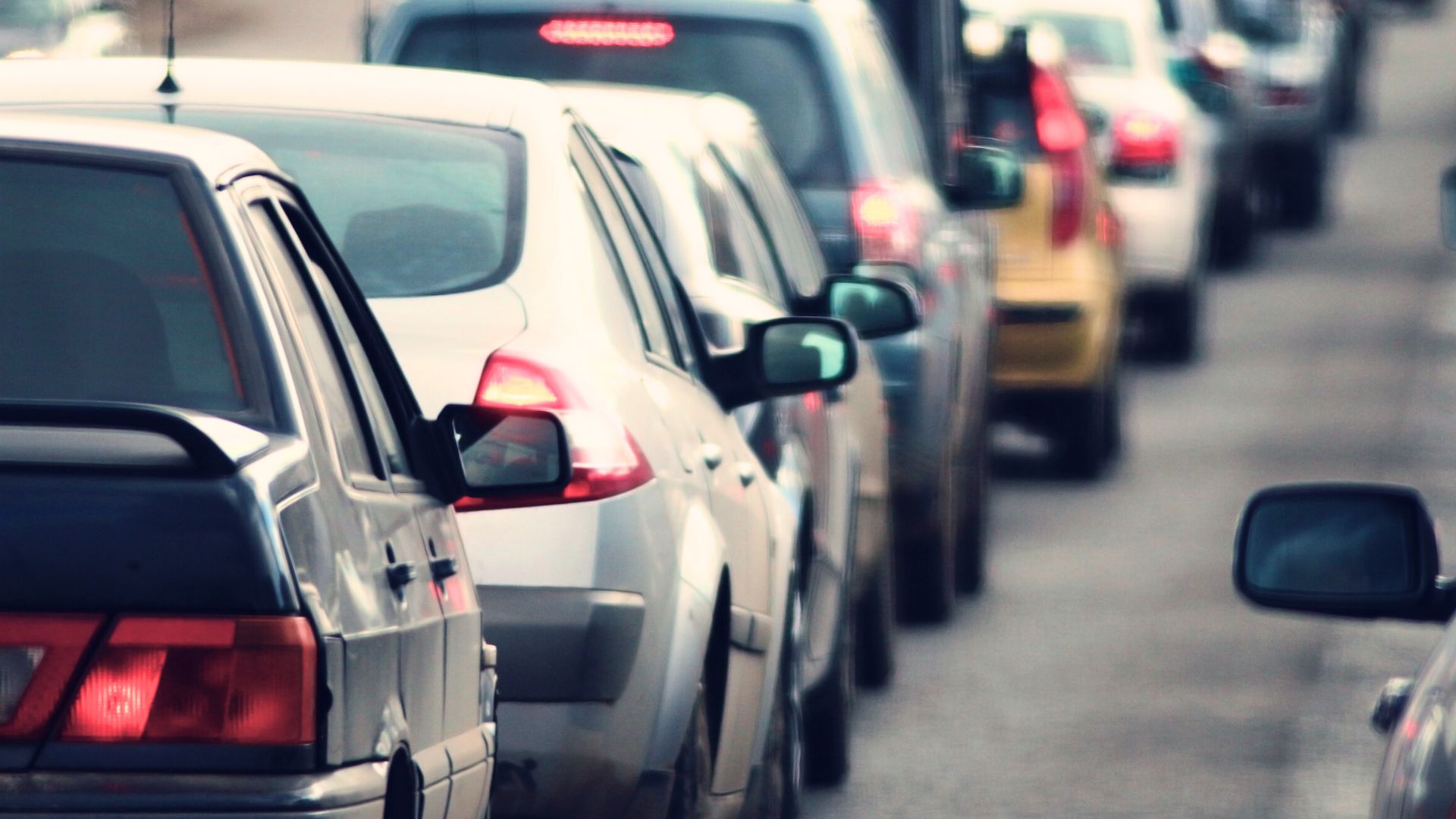 Stau auf einer Autobahn, mehrere Autos stehen in einer Reihe