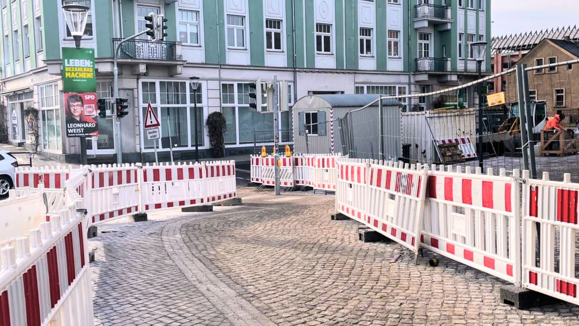 Baustelle in Radebeul West Bahnhofstraße, Weg mit mehreren Baustellenbarken im Februar 2025