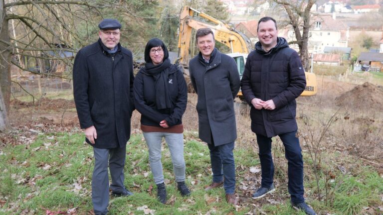 Vorfreude auf den neuen Tierpark bei Oberbürgermeister Olaf Raschke, der künftigen Tierparkleiterin Bianca Ebeler, Bürgermeister Markus Renner und Falk Müller, Geschäftsführer des künftigen Betrei