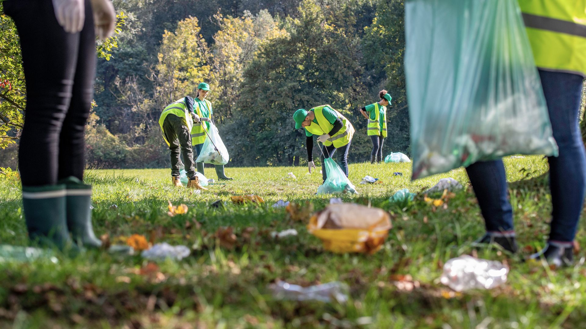 Frühjahresputz in Radebeul Menschen in einem Park räumen auf und sammeln Müll vom Rasen auf