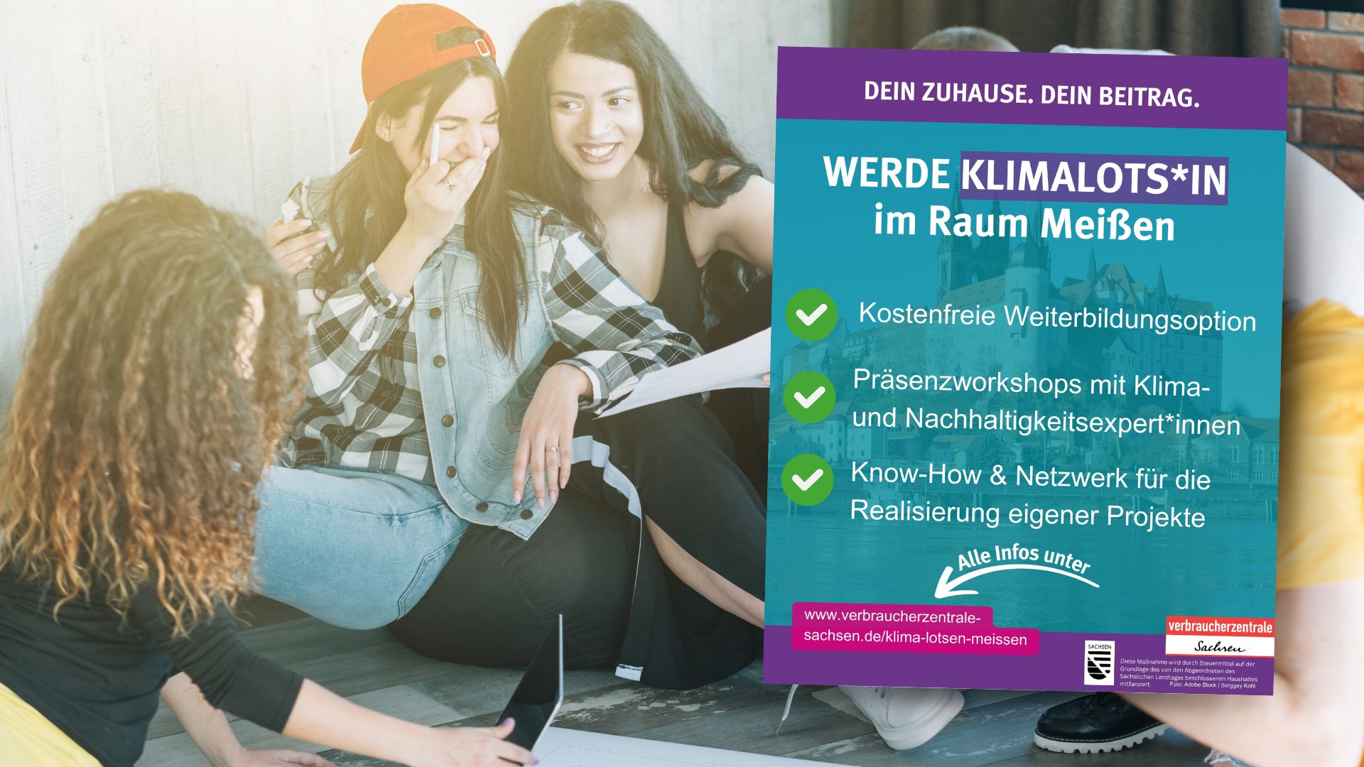 Junge Menschen sitzten in einer Gruppe und arbeiten gut gelaunt an einem Projekt