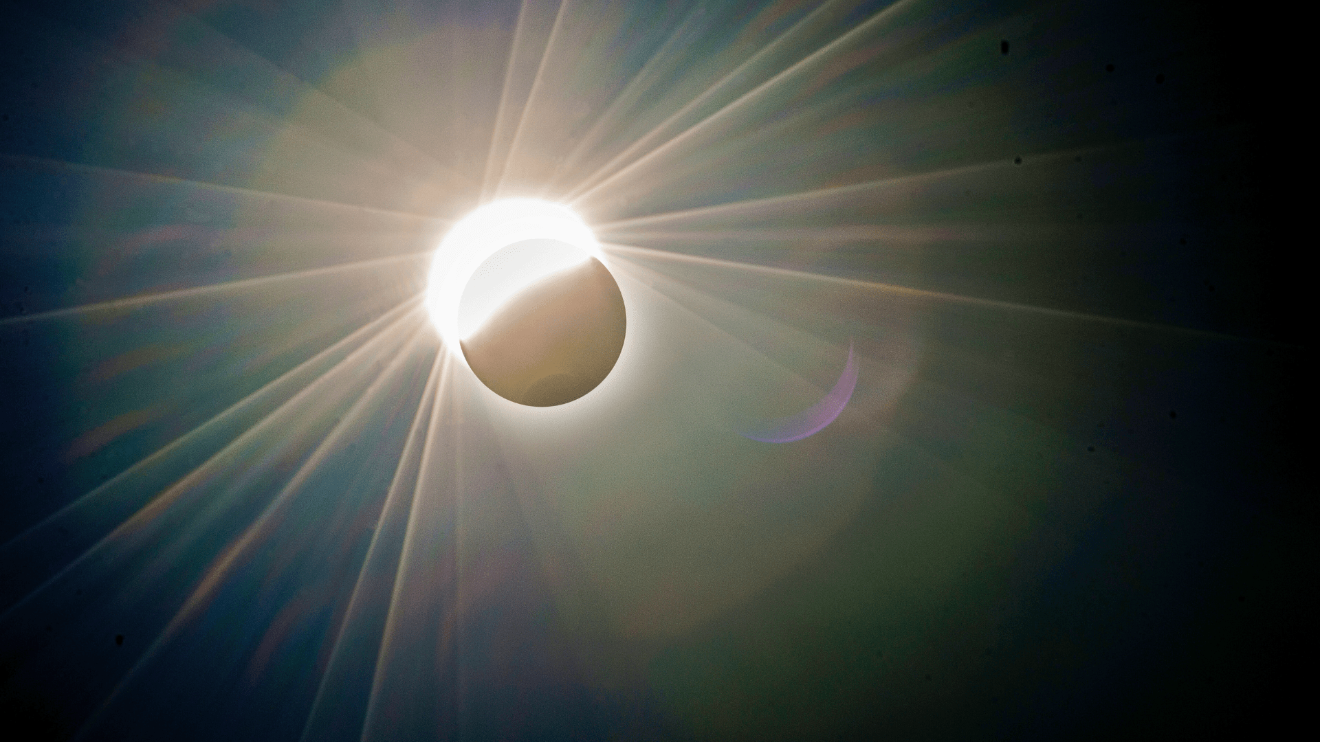 Sonnenfinsternis mit einer nur Teilweise bedeckten Sonne am Tag