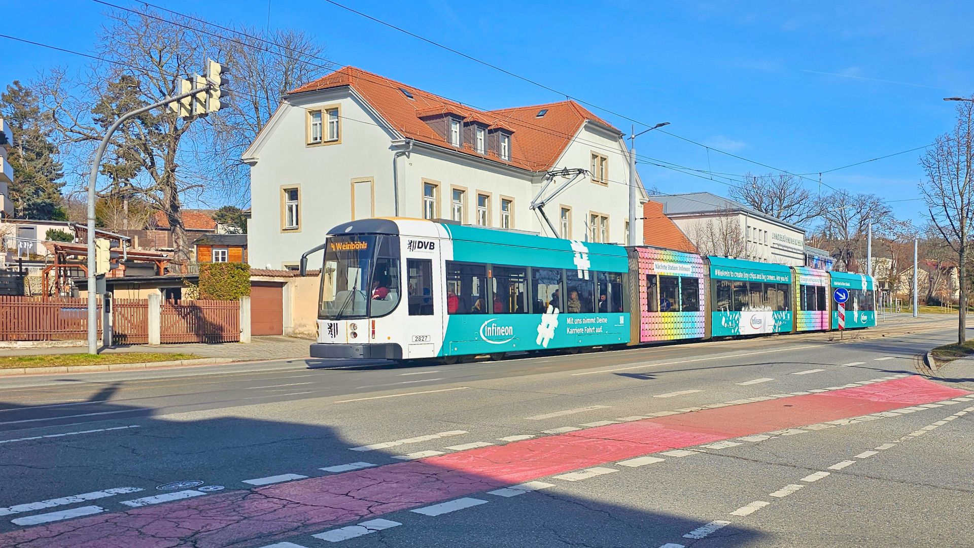 Straßenbahn fährt auf der Meißner Straße Höhe Landesbühnen Sachsen entlang mit Infineon Werbung auf der Bahn im März 2025