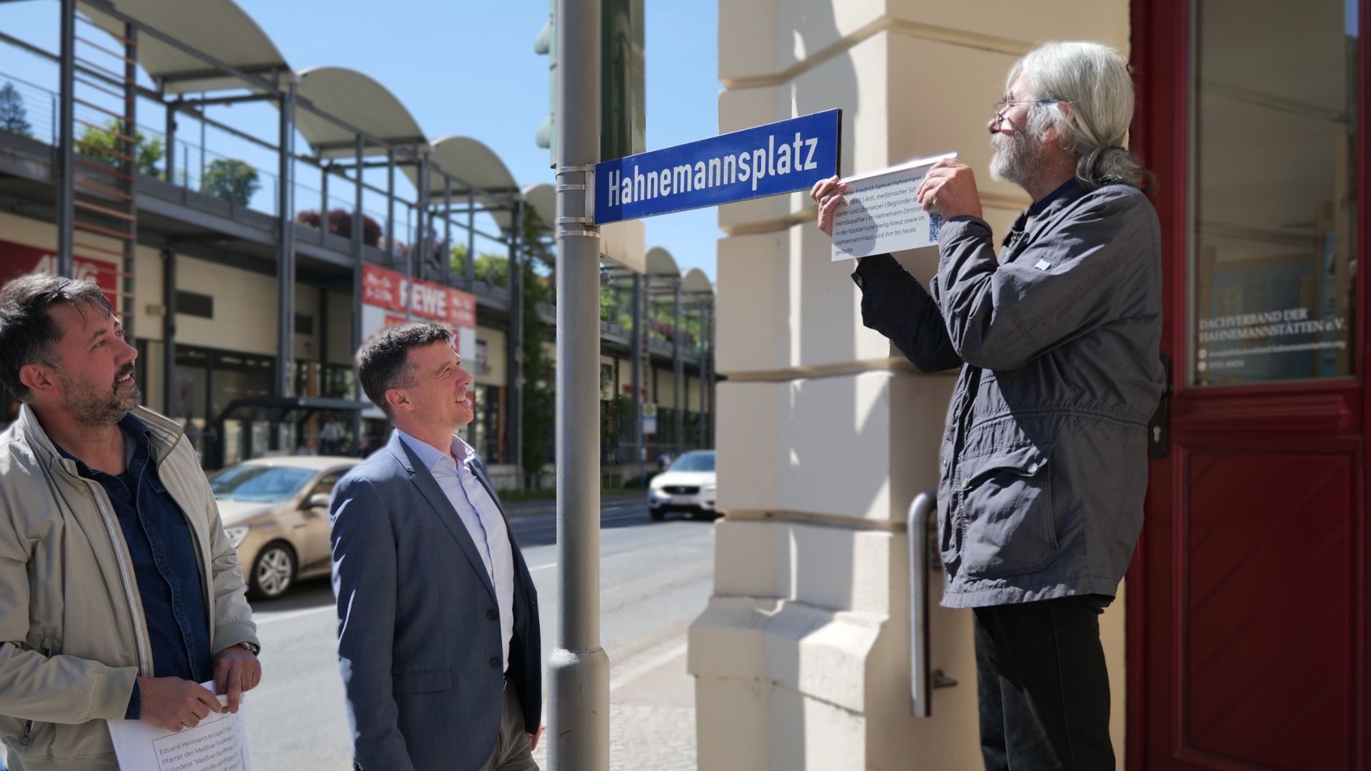 Meißner Stadtgeschichte im Vorbeigehen erkunden - Erstes Legendenschild am Hahnemannsplatz installiert