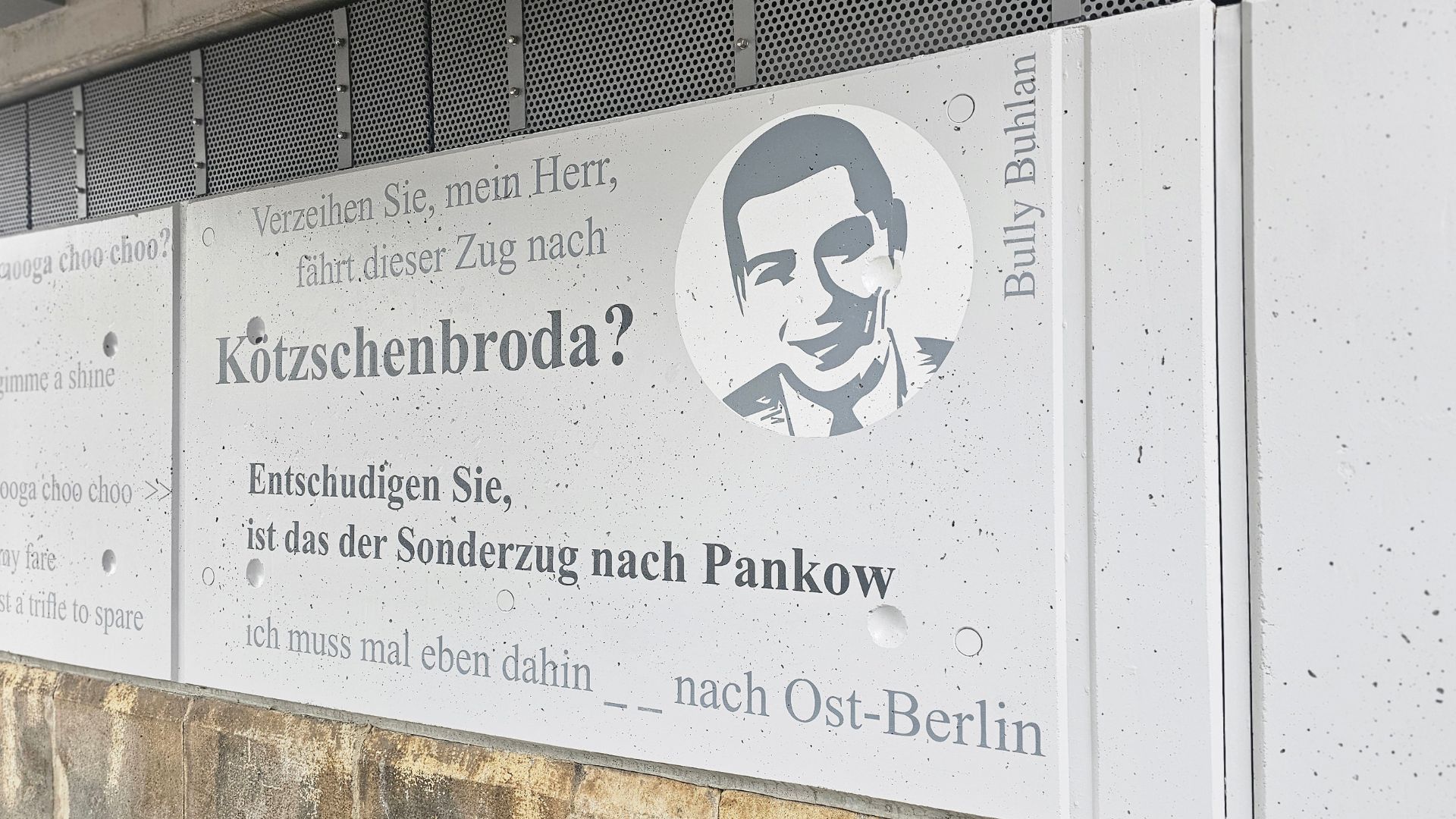Schreibfehler in Udo-Collage am Bahnhof Kötzschenbroda