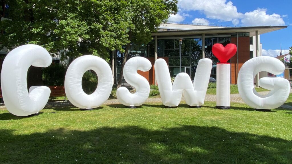 Stadtfest Coswig Buchstaben als Ballons mit Herz vor dem Rathaus Coswig