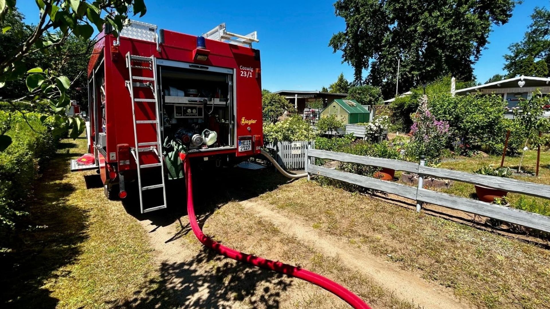 Dach in Flammen! Gartenhausbrand in Coswig sorgt für Großeinsatz