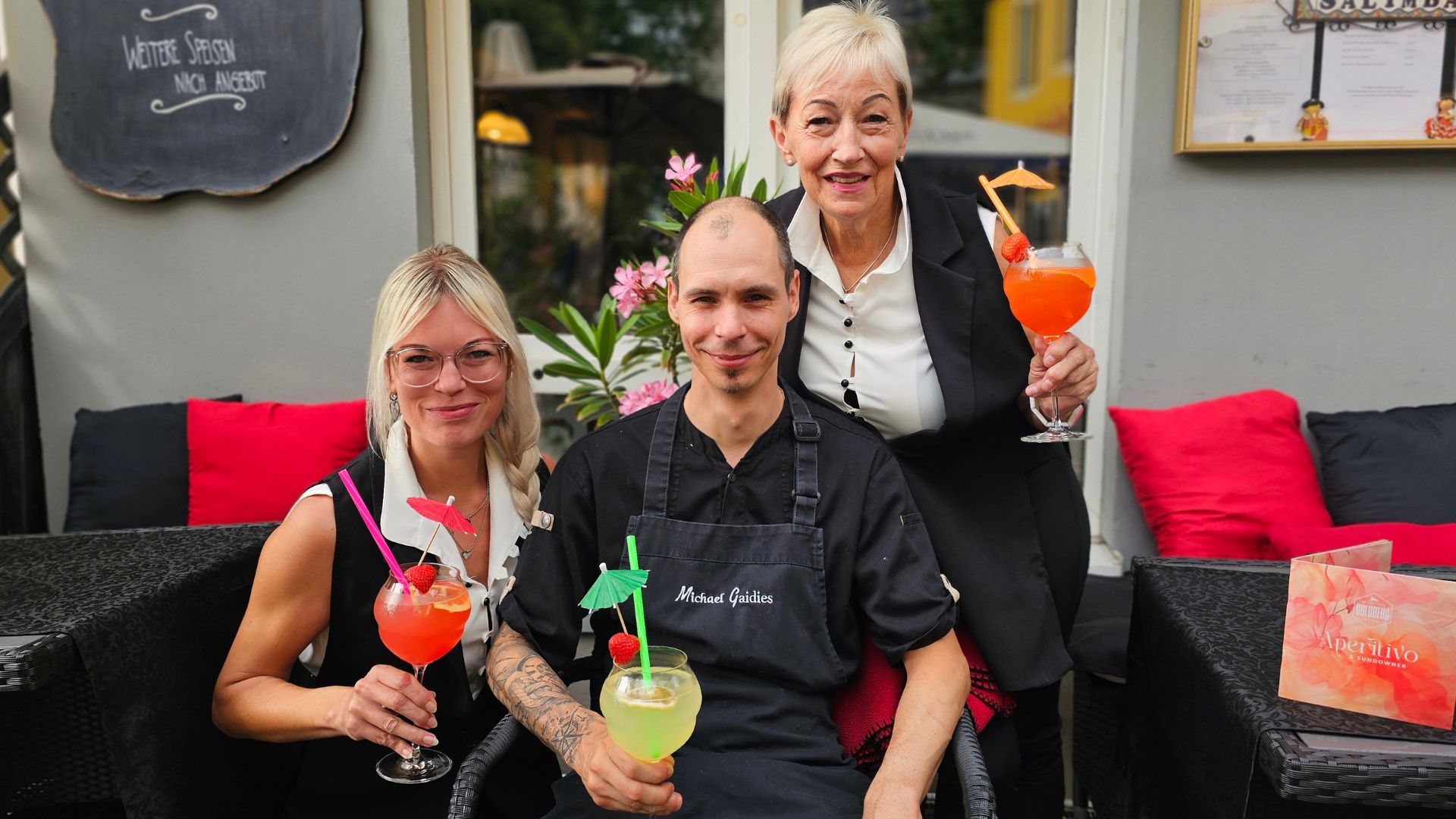 Das Team der SaLimbar Restaurant und Weinlounge in Radebeul Altkötzschenbroda sitzt vor ihrem Restaurant mti Cocktails