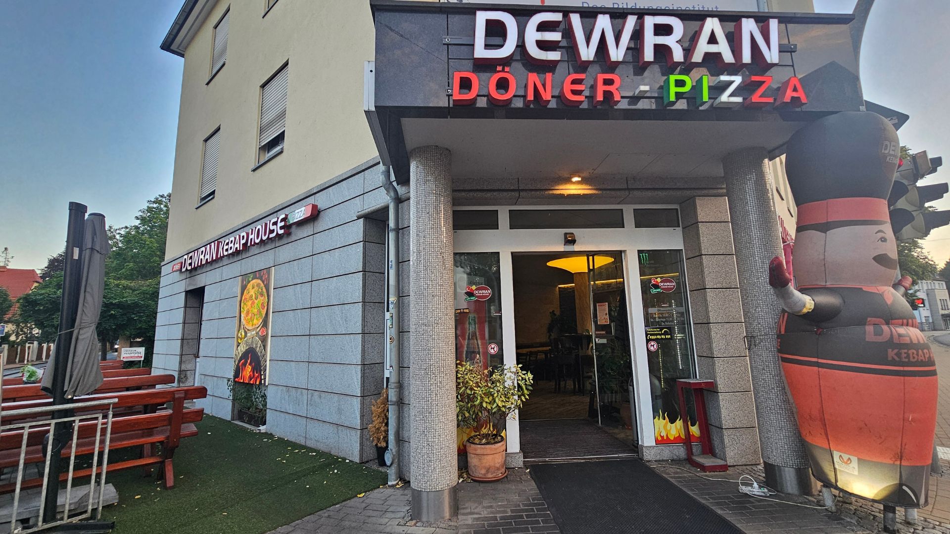 Dewran Döner Kebab House in Radebeul Mitte macht an einem Sommerabend