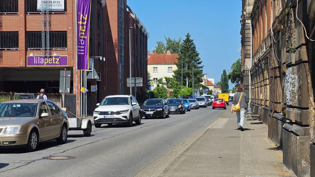 Güterhofstraße Radebeul mit Stau an einem Sonnigem Tag im Juni 2025