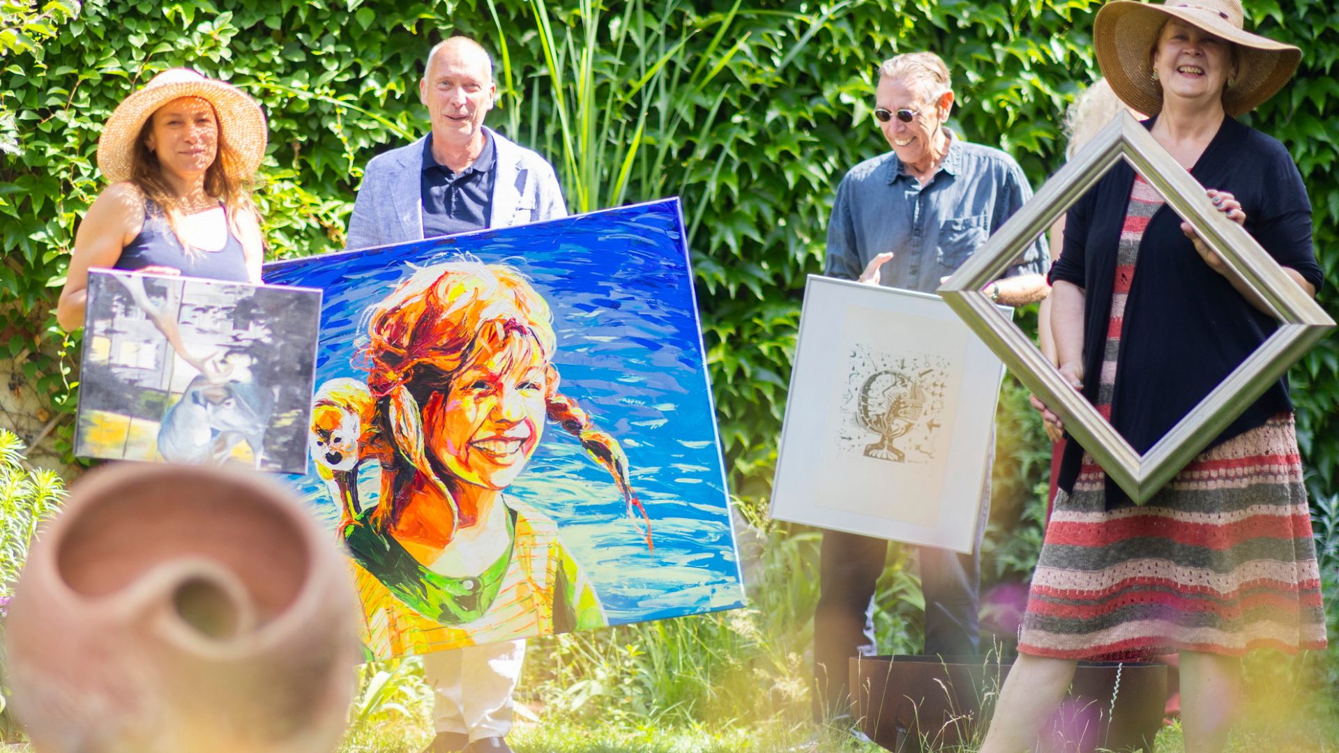 Magdalena Piper und Alexander Lange von der Stadtgalerie Radebeul im Garten von Dr. Tatjana Frey, Ralf Eisenschmidt in der Hellerstraße 22