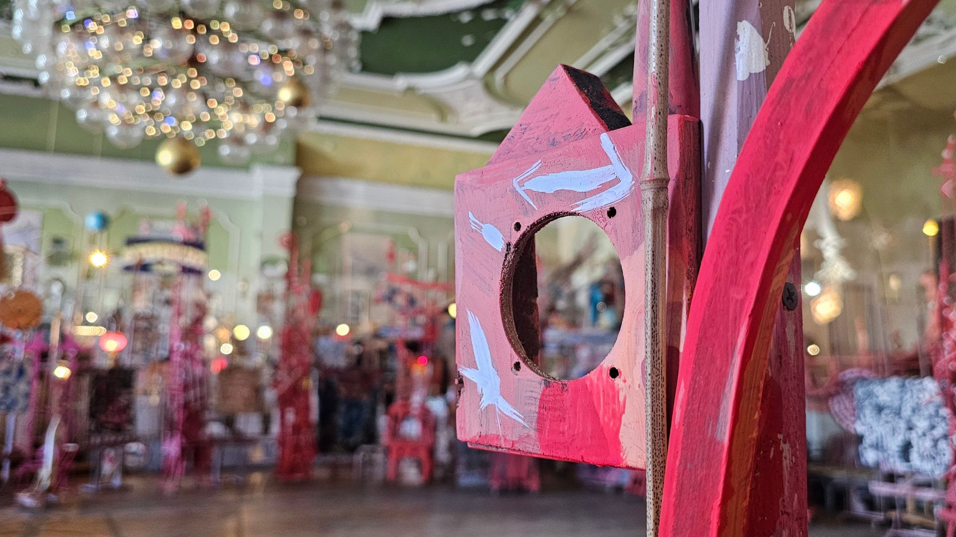 Ballsaal des Lügenmuseum in Radebeul Kunstwerk in Nahaufnahme