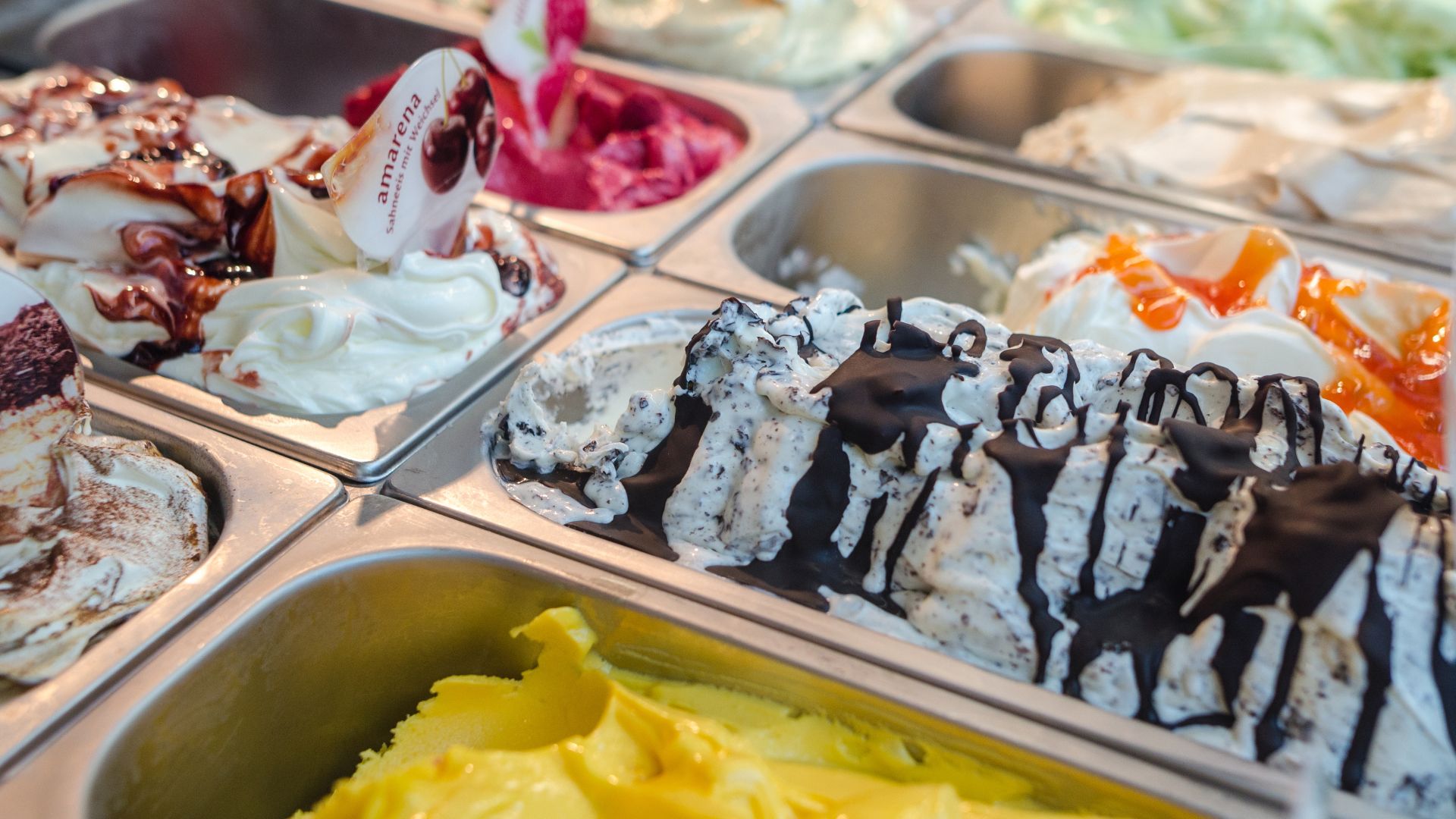 Eiscreme in GN Behältern in einer Eisdiele