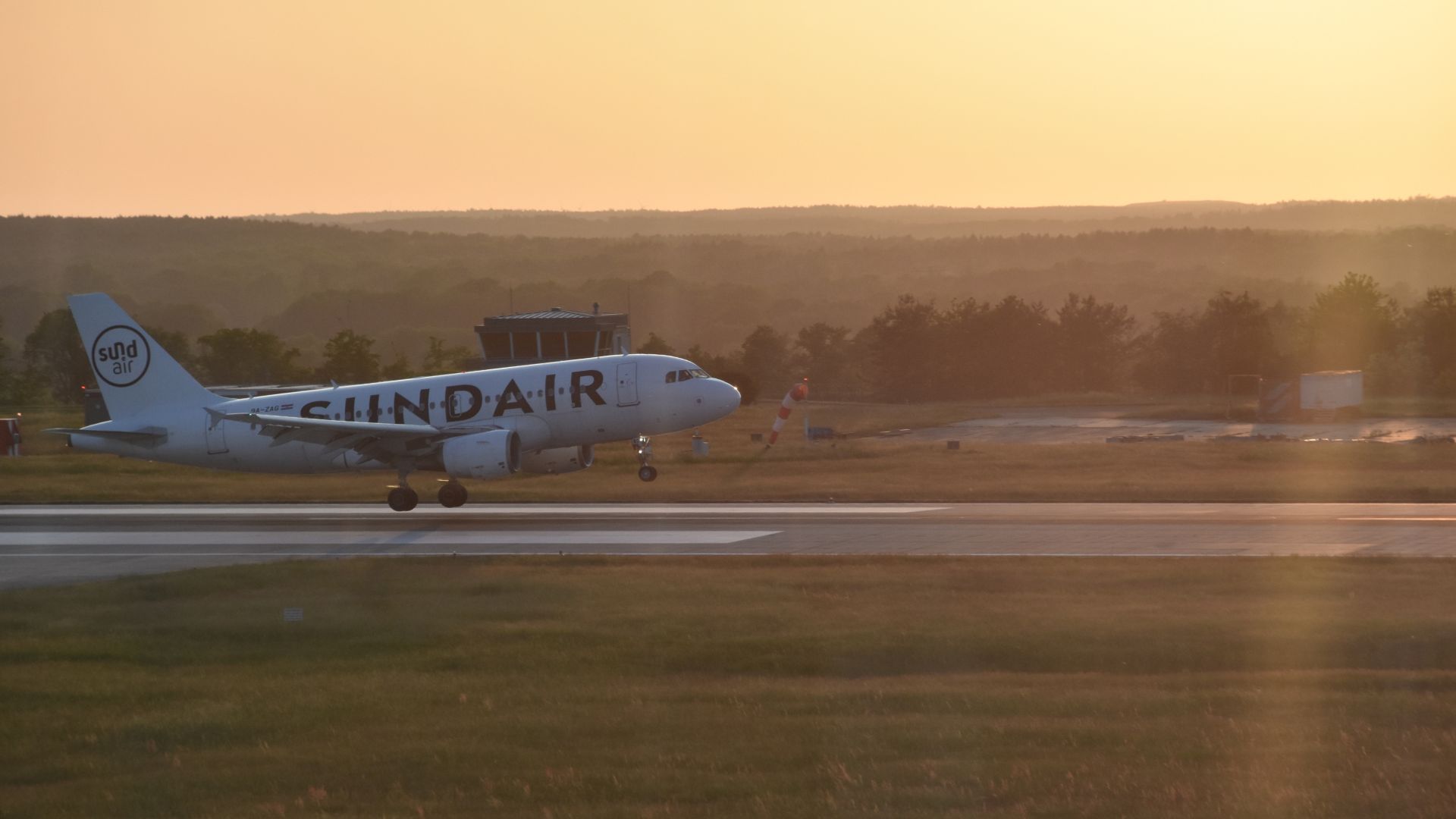 Flugzeug von Sundair landet in Dresden International Airport an einem schönen Sonnenuntergang