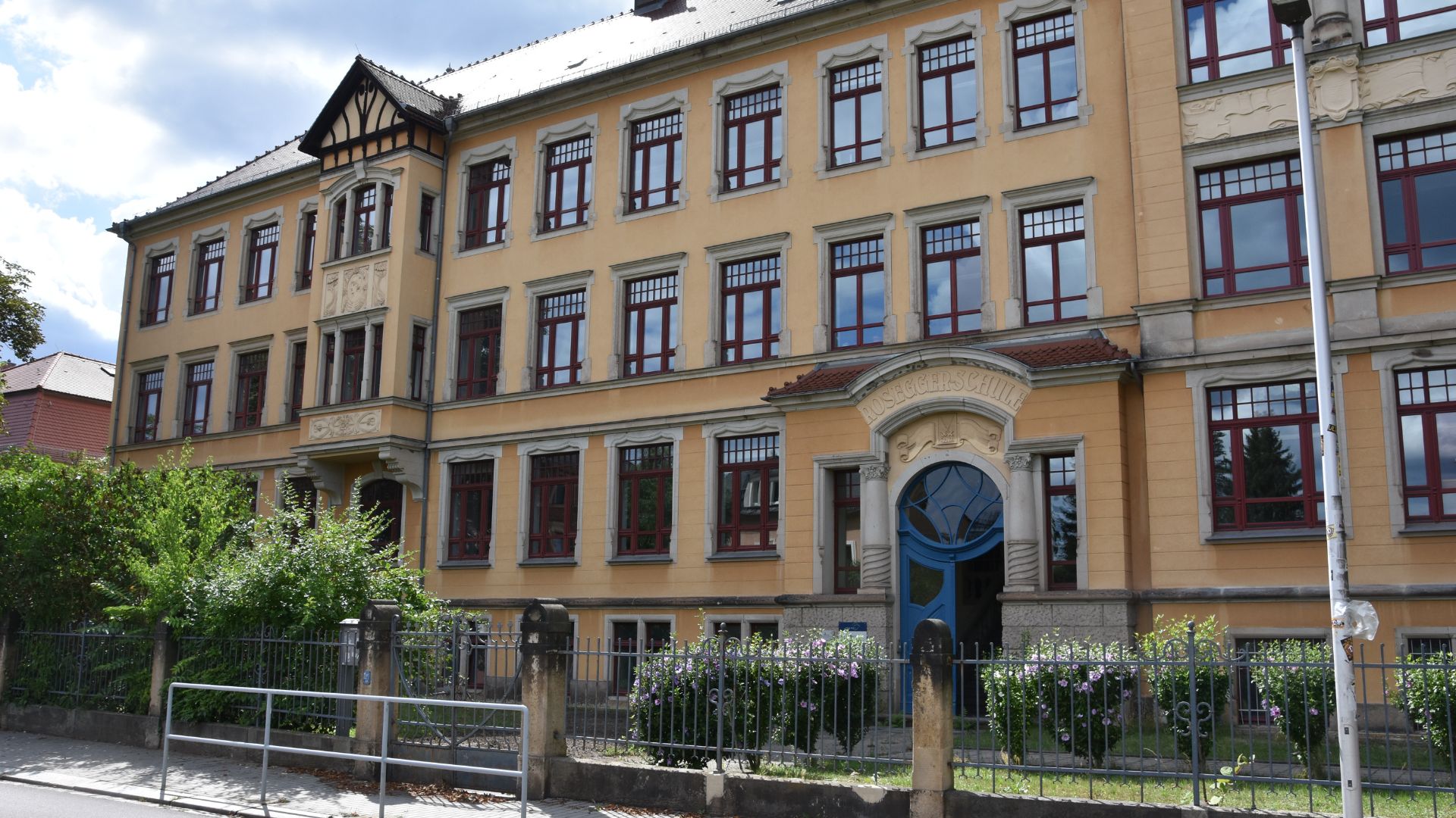Oberschule Radebeul-Mitte an einem Sommerlichen aber bewölktem Tag