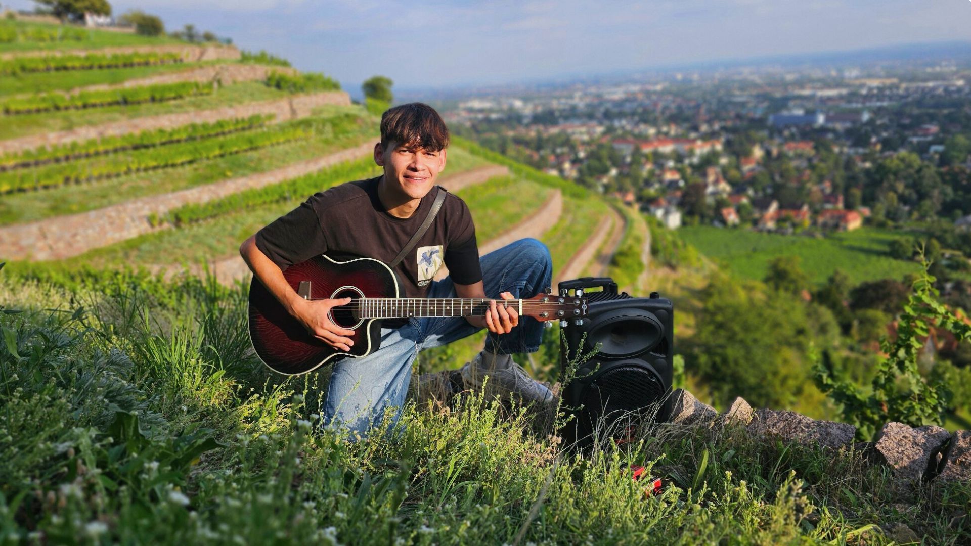 Finn Kaiser Weinbergmusiker derkeksfreund Junger Mann mit Gitarre auf dem Radebeuler Weinberg