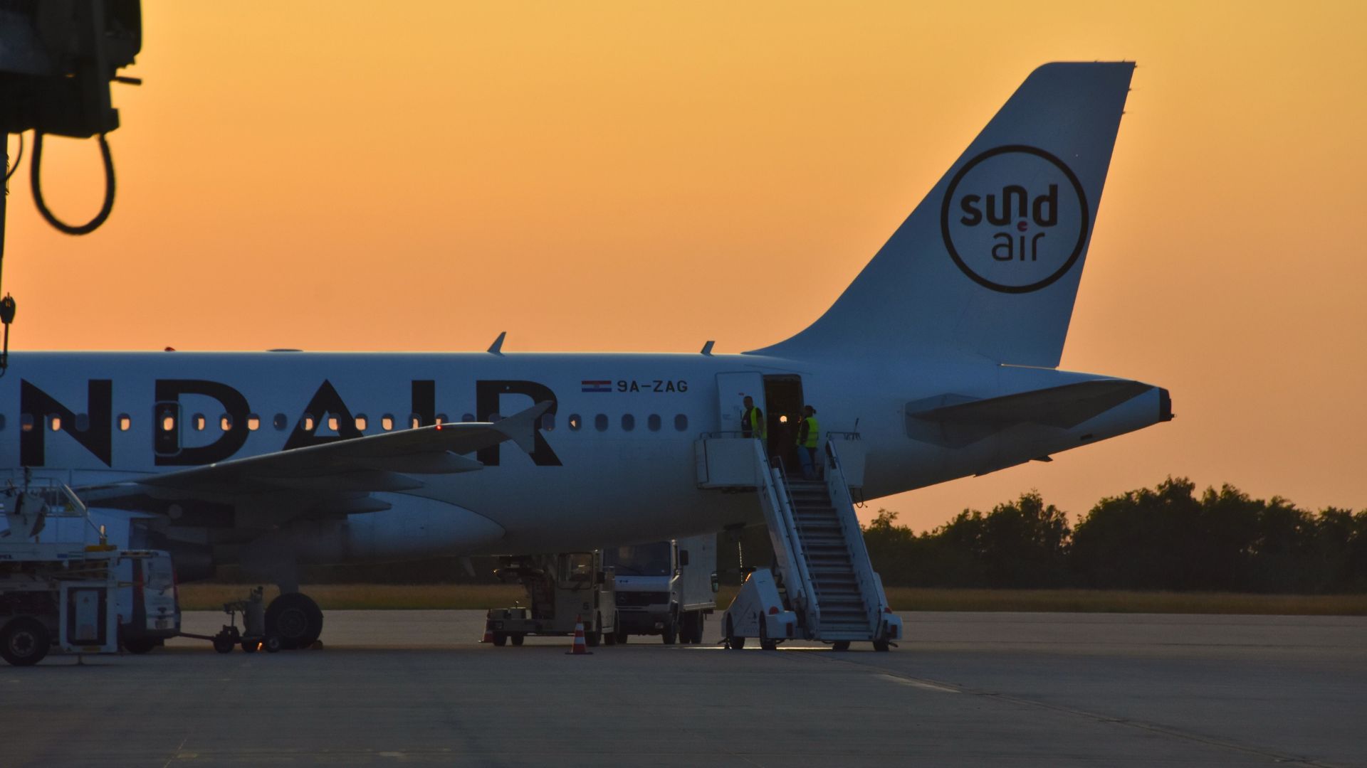 Flugzeug von Sundair am Airport Dresden International an einem sommerlichen Sonnenuntergang im August
