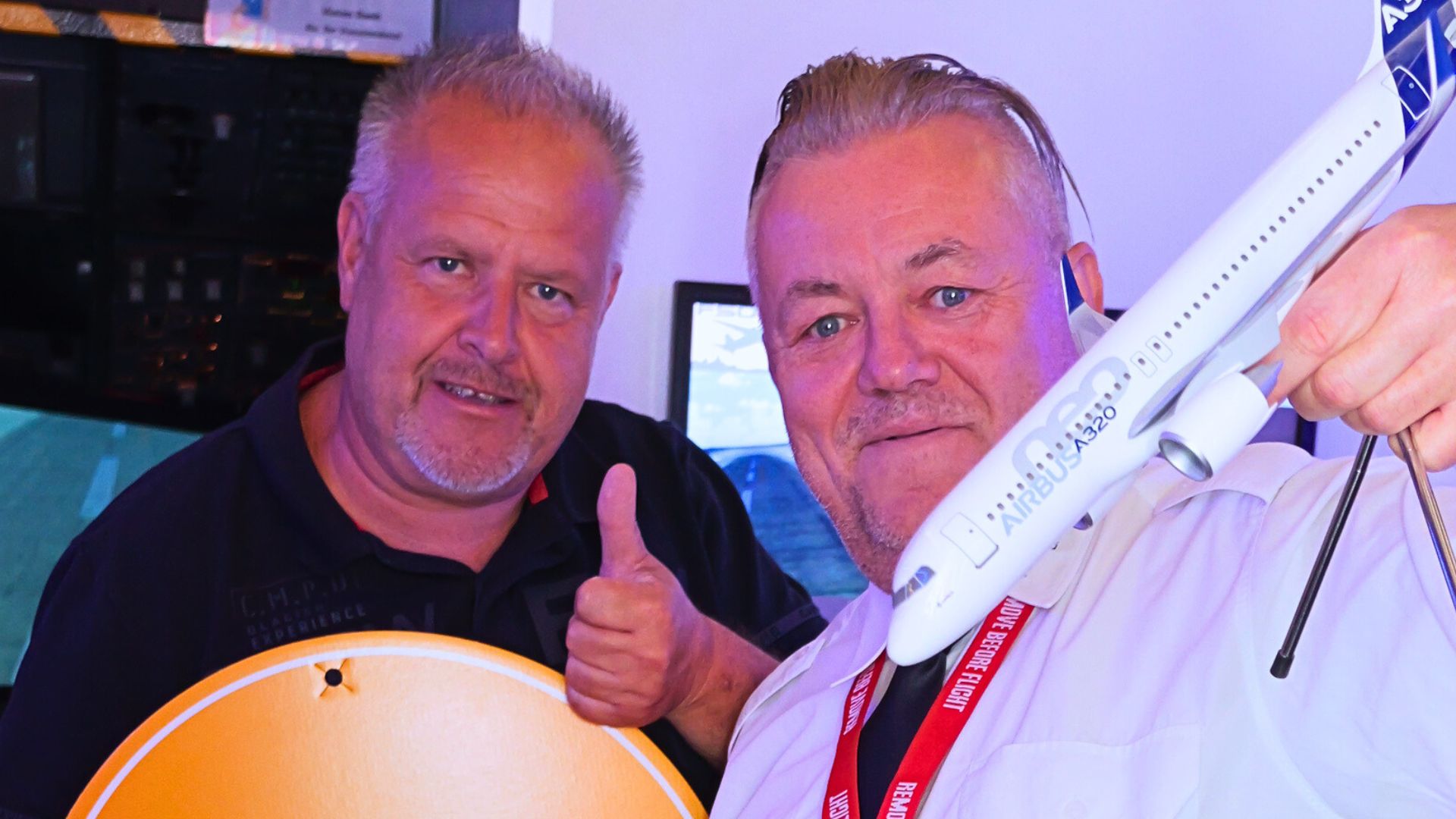Frank Menzer und Steffen Herberg im Flight Simulator Dresden mit einem A320 Modellflugzeug