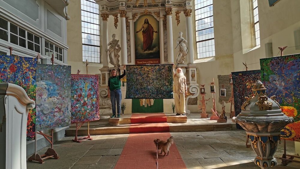 Gemälse in einer Kirchenhalle vom Lügenmuseum in der Kirche Bärenstein