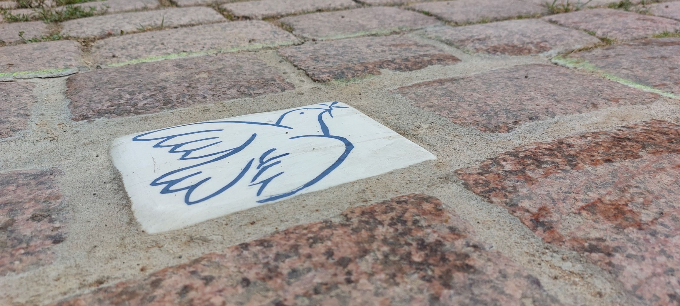 handgemachtes Kopfsteinpflaster aus Porzellan - Friedenstauben-Workshop für Groß und Klein