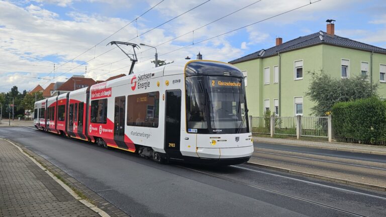 DVB-Flaggschiff voller Energie unterwegs: Neuer Stadtbahnwagen rollt mit Werbung durch Dresden