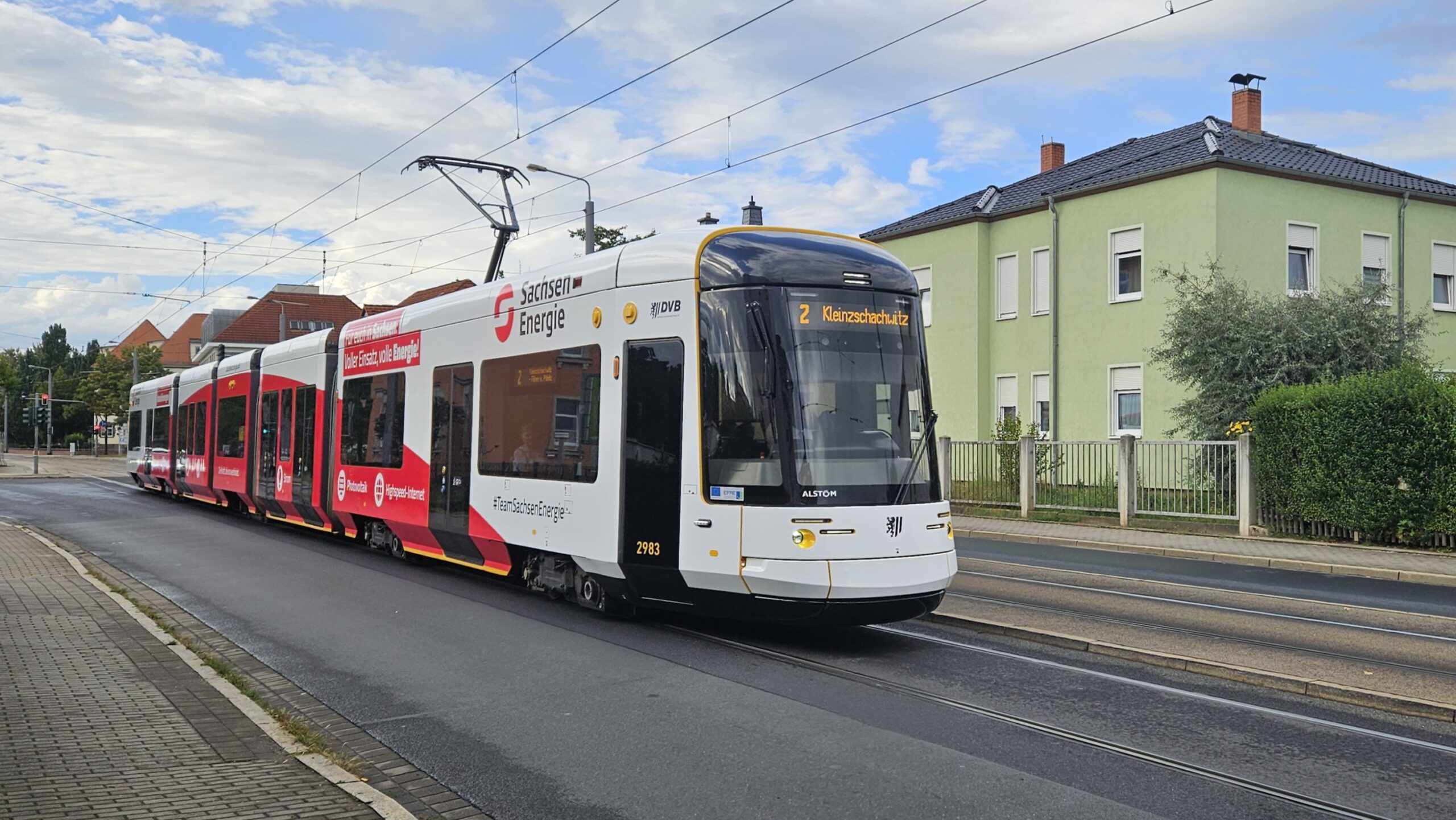DVB-Flaggschiff voller Energie unterwegs: Neuer Stadtbahnwagen rollt mit Werbung durch Dresden