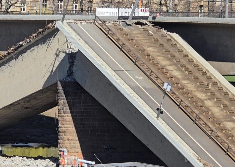 Carolabrücke Dresden eingestürzt an der Elbe im Sommer 2025
