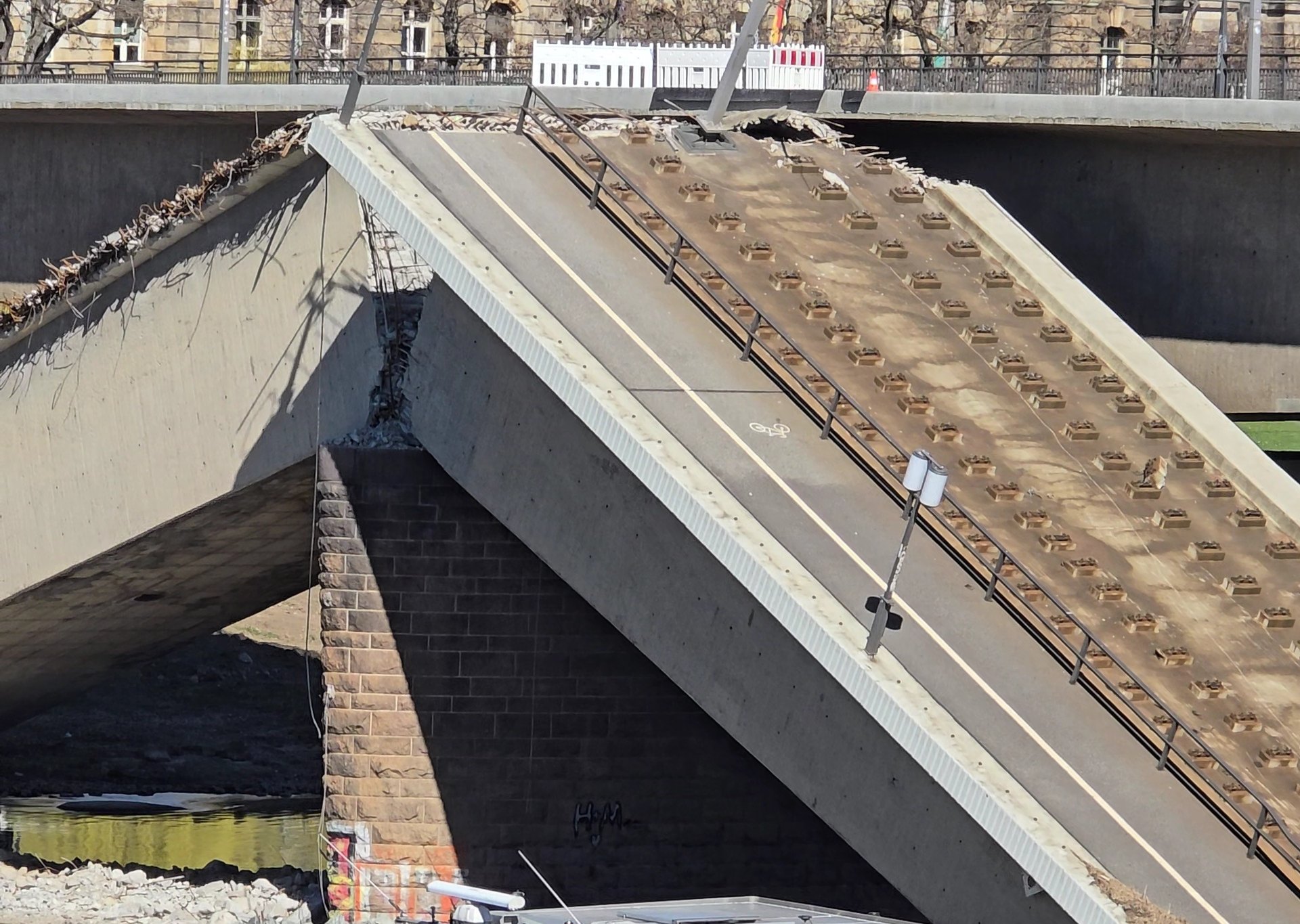 Carolabrücke Dresden eingestürzt an der Elbe im Sommer 2025