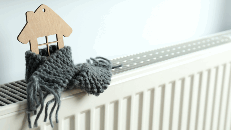 Heizkörper in einer Wohnung Haus mit einem Holzhäuschen mit einem Schal bekleidet auf der Heizung