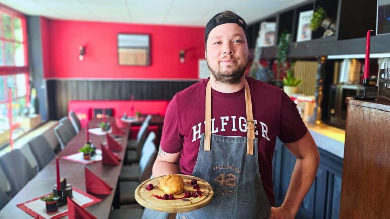 Robert Hentschel in seiner Robert's BBQ Lounge in Radebeul West er hält ein Gericht aus dem Podcast Messer und Gabel in der Hand