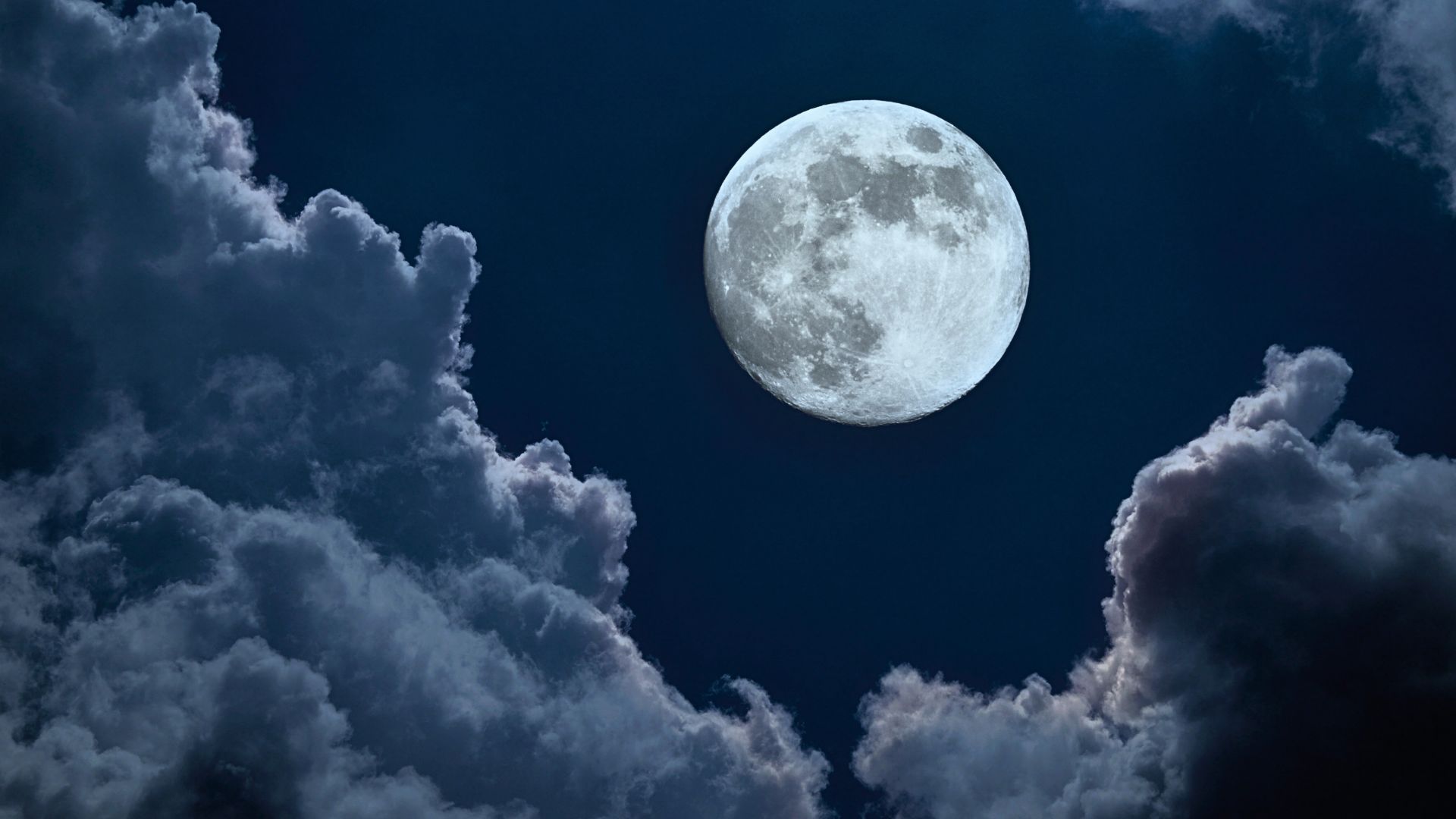 Vollmond Nachthimmel bewölkt