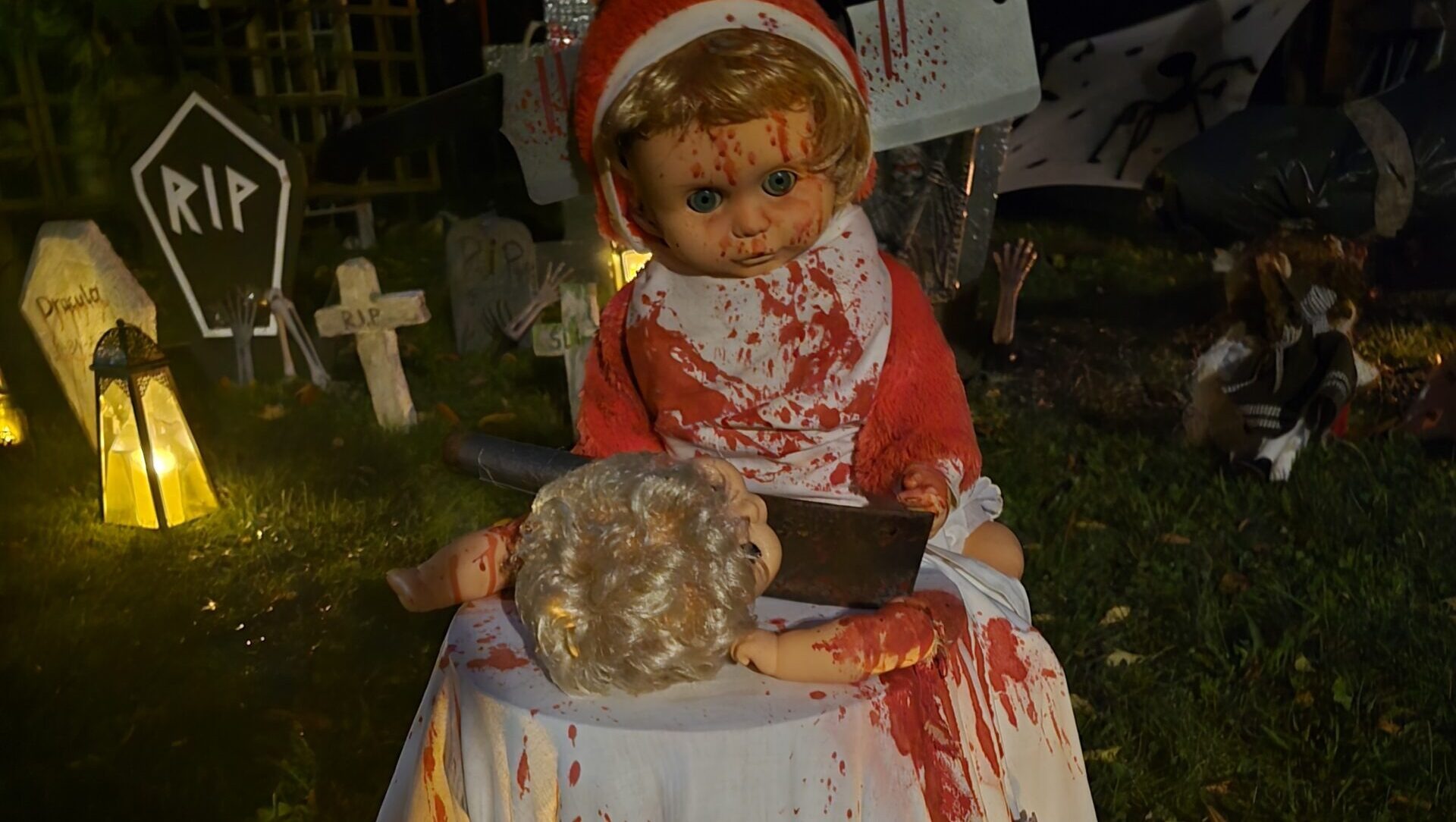 Puppen gruslig inszeniert