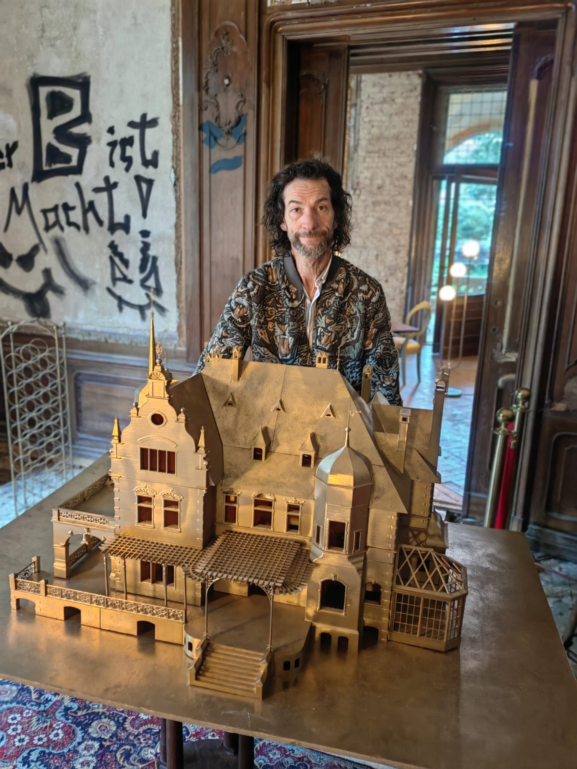 Radebeul: René Kuhnt mit dem 3-D-Druck der alten Villa mit Turmspitzen, Wetterfahnen, Terrasse und Pergola.