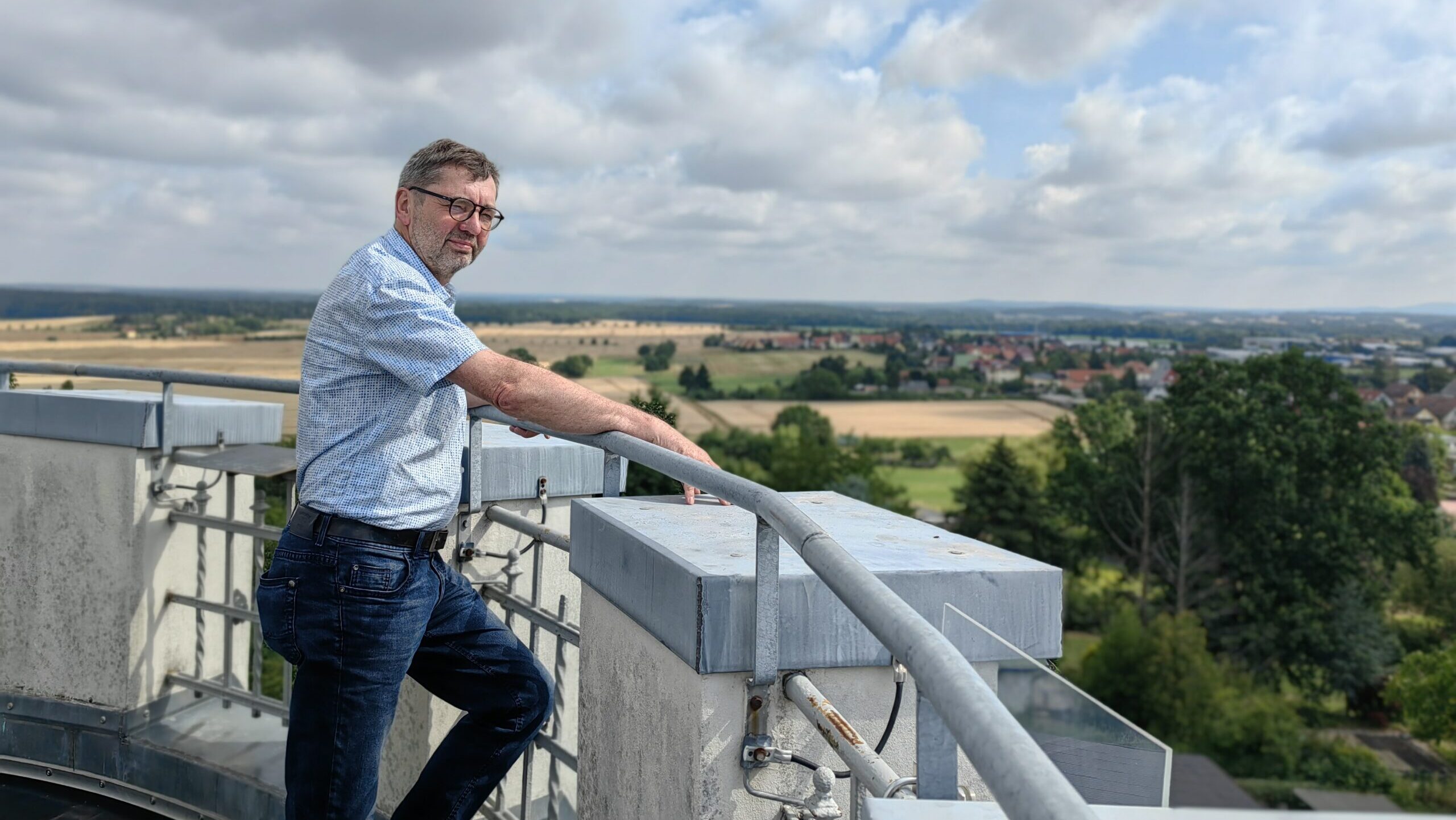 Bürgermeister Jörg Hänisch auf der Plattform der Boxdorfer Windmühle.