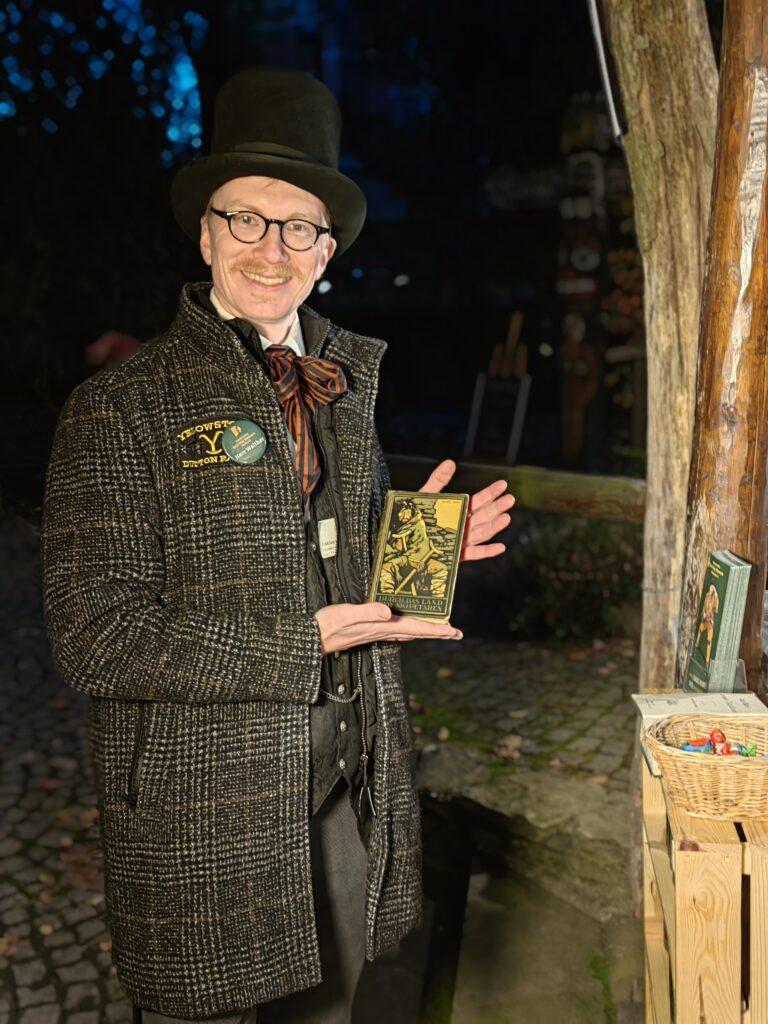 Tobias Walther hat sich dem Bücherstand verschrieben. Gegen einen Spende gibt es verschiedenste Ausgaben des Werks.